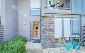 Stylish 3 Bedroom Townhouse - Free Parking
